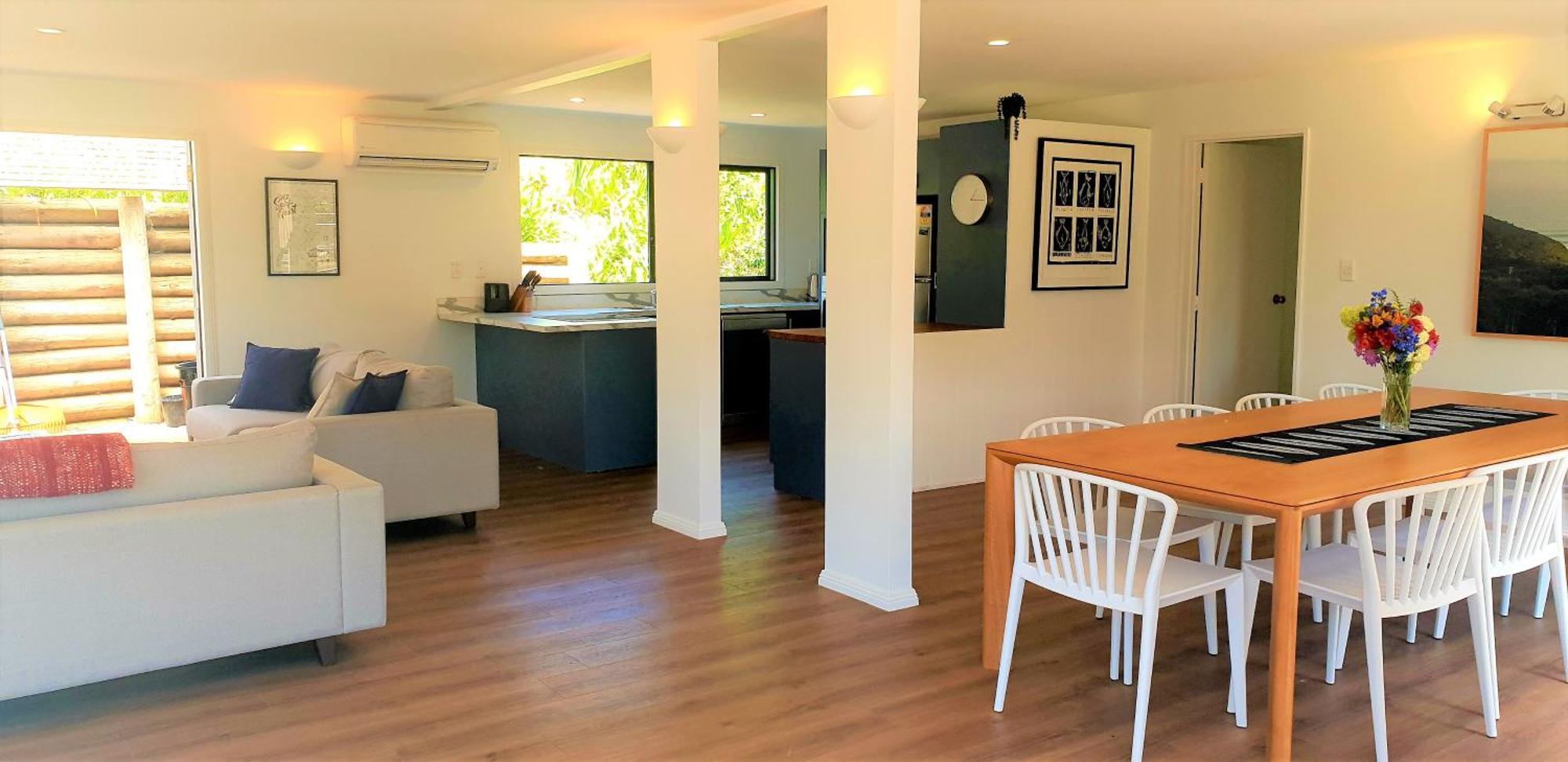 Whale Bay'S Surf Meca Holiday Accommodation Raglan Exterior photo