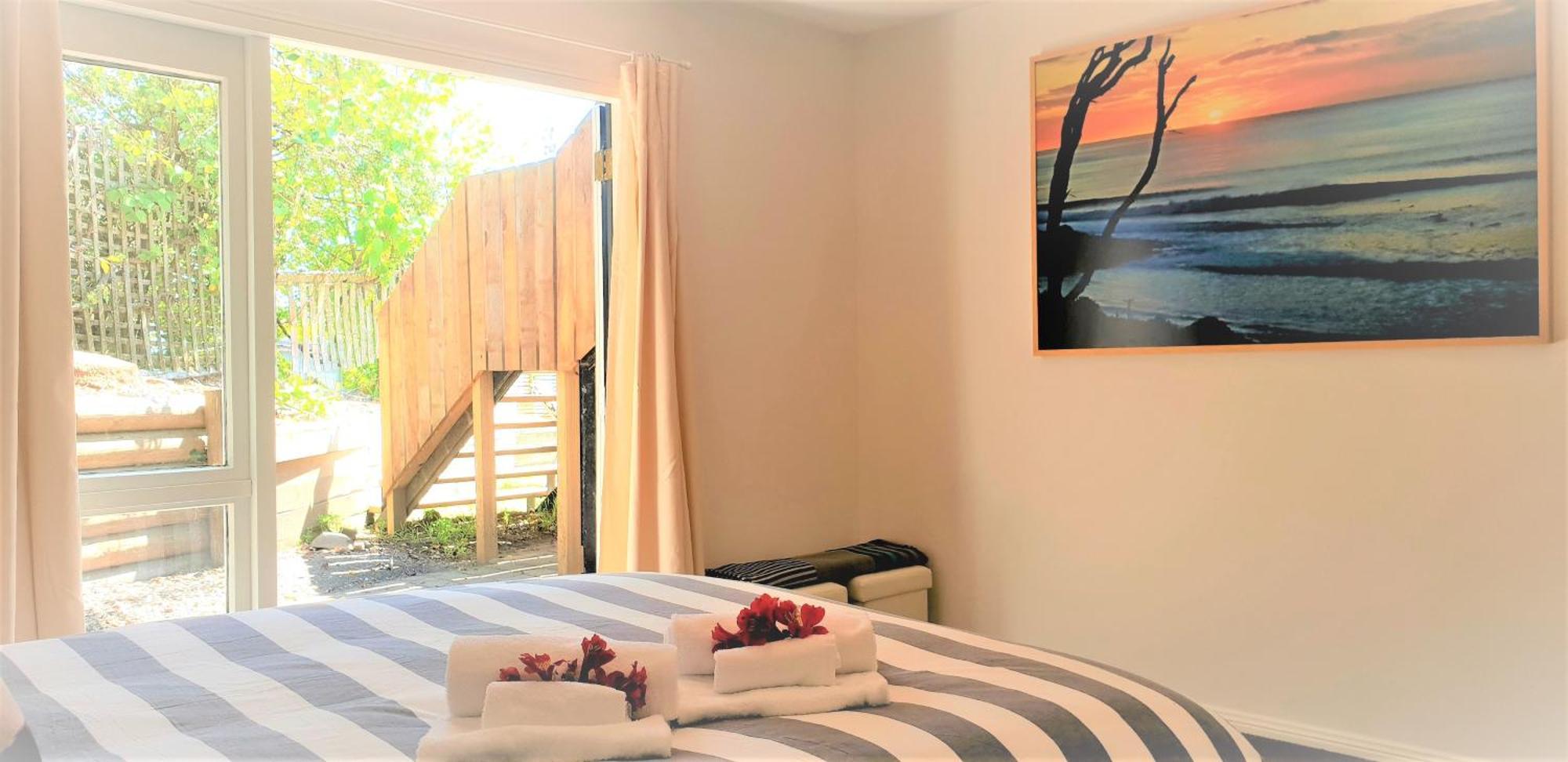 Whale Bay'S Surf Meca Holiday Accommodation Raglan Exterior photo