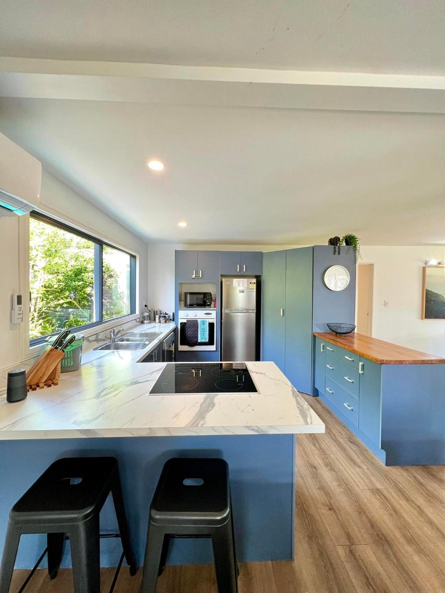 Whale Bay'S Surf Meca Holiday Accommodation Raglan Exterior photo